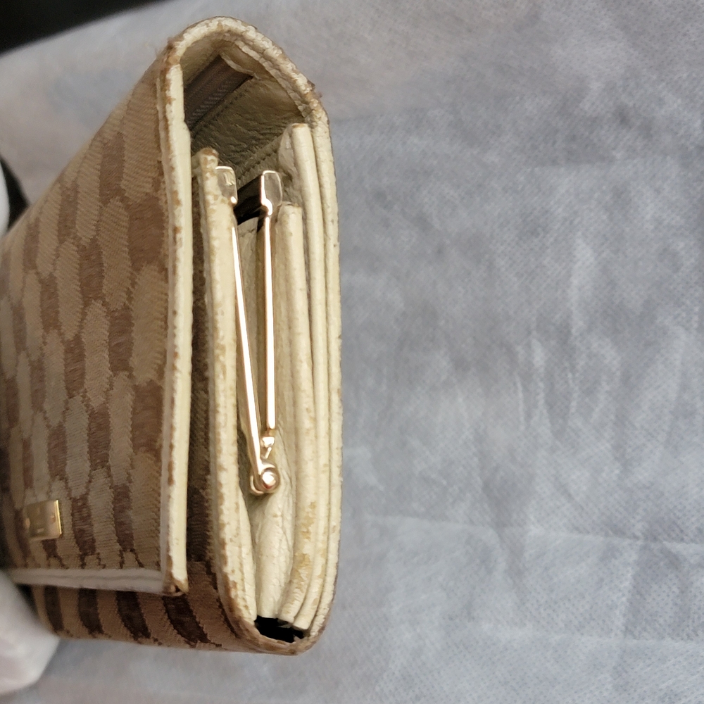 Gucci Tan Monogram Clutch With Kiss Lock - Picture 3 of 15